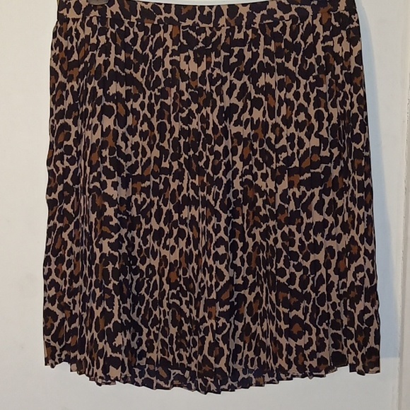 🐆 Leopard Pleated Mini Skirt - Picture 4 of 7